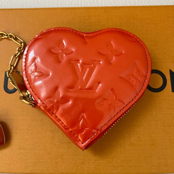 Louis Vuitton Vernis Red Heart pouch with charms - Picture 2 of 11